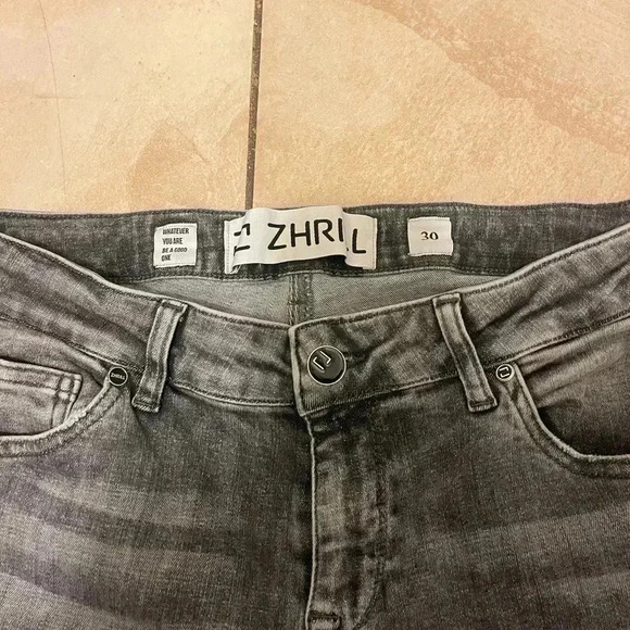 Original Zhrill Jeans Mid Rise denim cropped bottom comfortable & stylish. - Picture 11 of 15